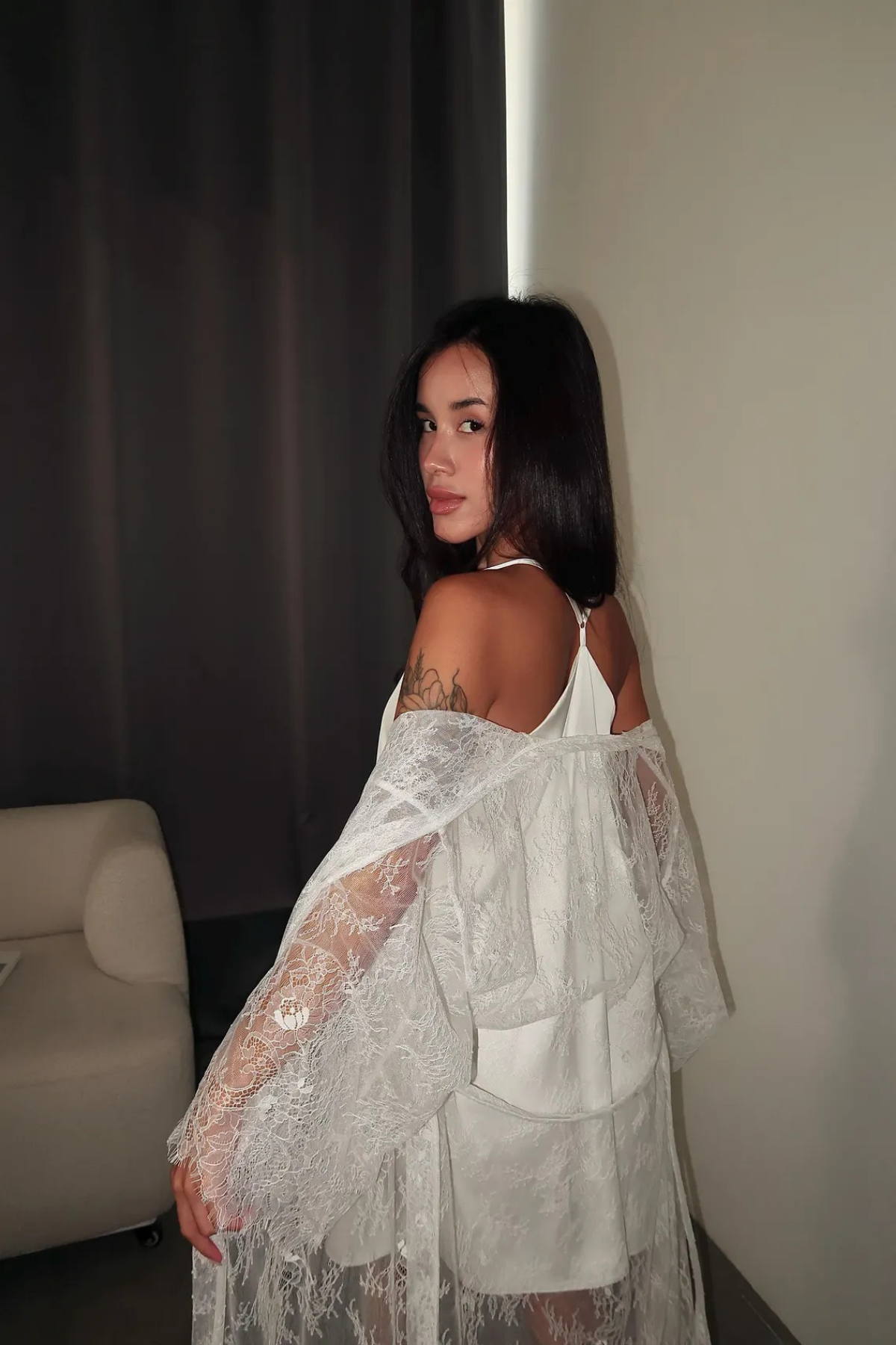 Dantel Uzun Sabahlık & İpeksi Saten Gecelik Takımı