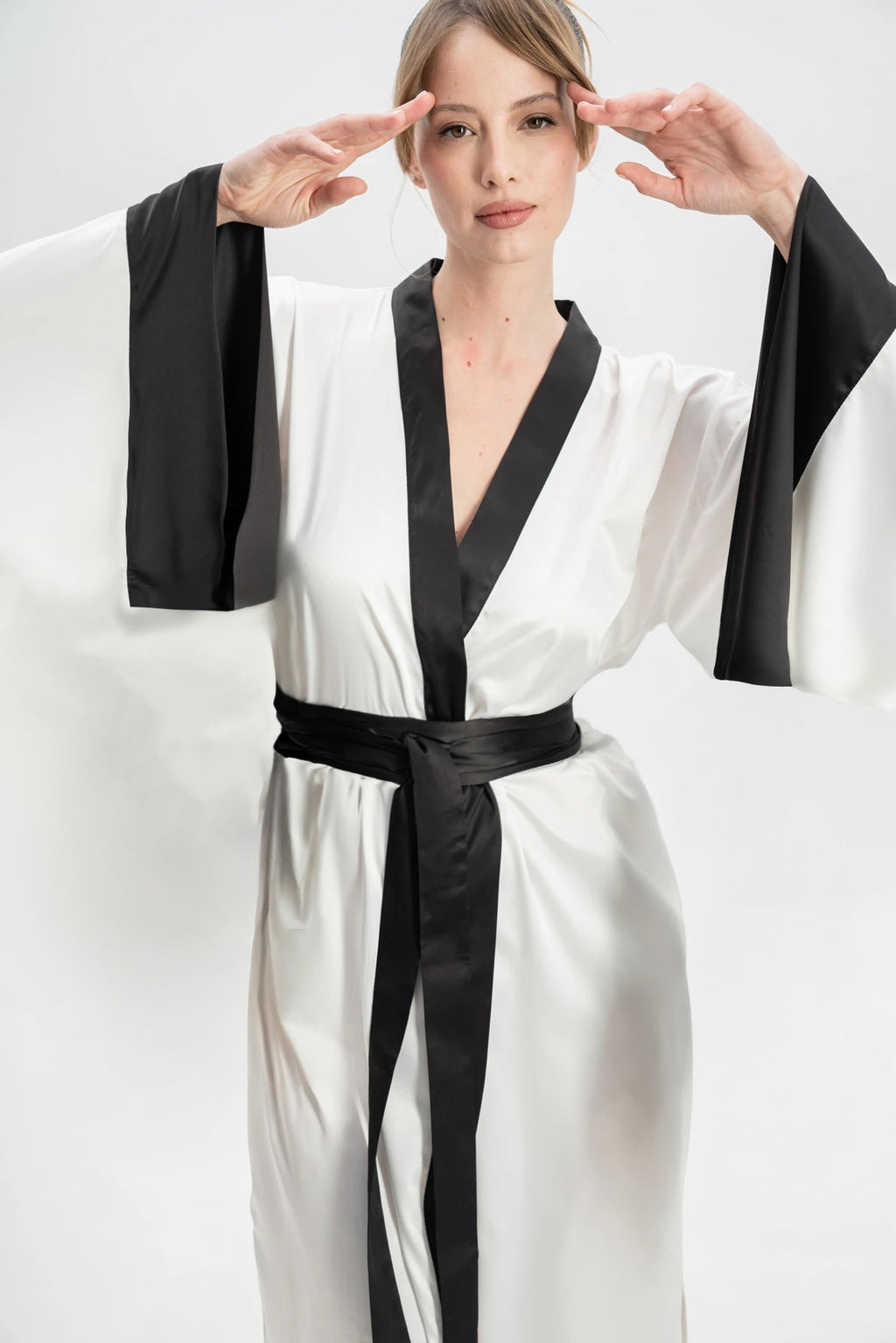 İpeksi Saten Kloş Kollu Siyah Beyaz Uzun Sabahlık