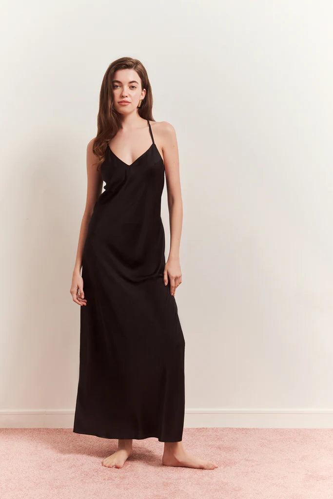 Uzun Gecelik Yan Yırtmaçlı İpeksi Saten