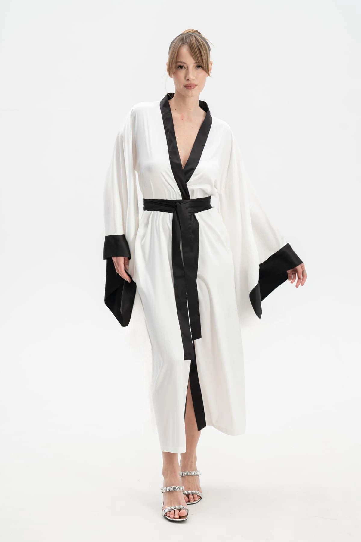 İpeksi Saten Kloş Kollu Siyah Beyaz Uzun Sabahlık