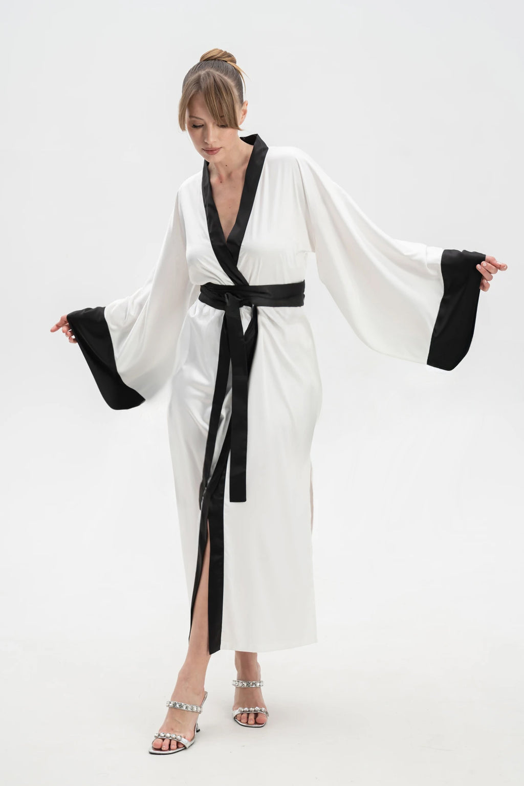 İpeksi Saten Kloş Kollu Siyah Beyaz Uzun Sabahlık